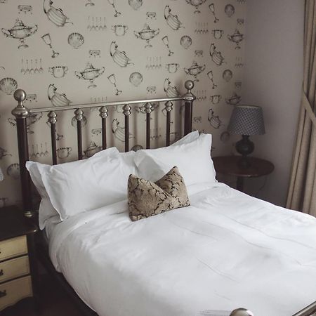 Longlands Inn & Cottages Carnforth Bagian luar foto A bedroom at the hotel