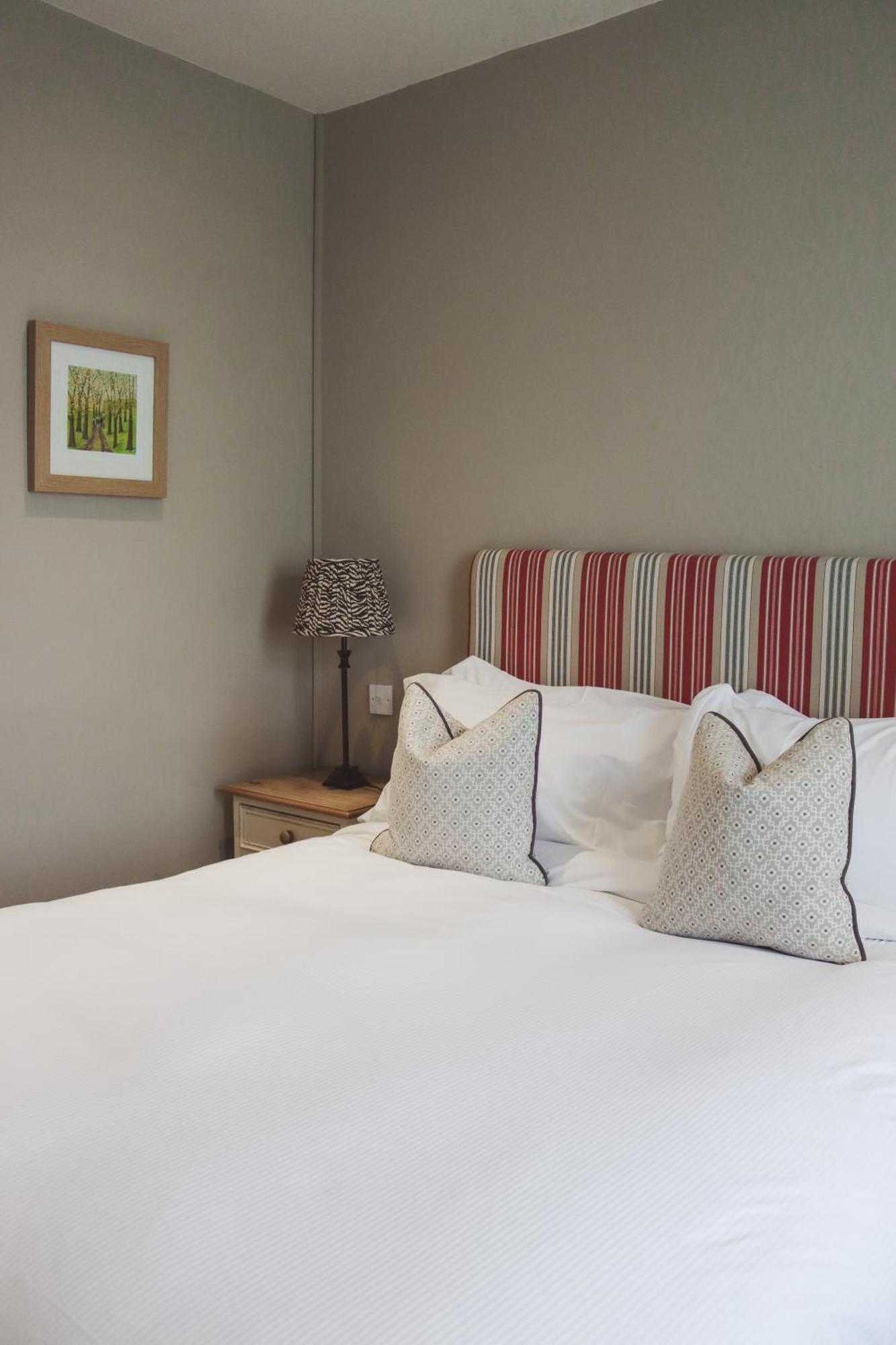 Longlands Inn & Cottages Carnforth Bagian luar foto A bedroom at The Old Inn