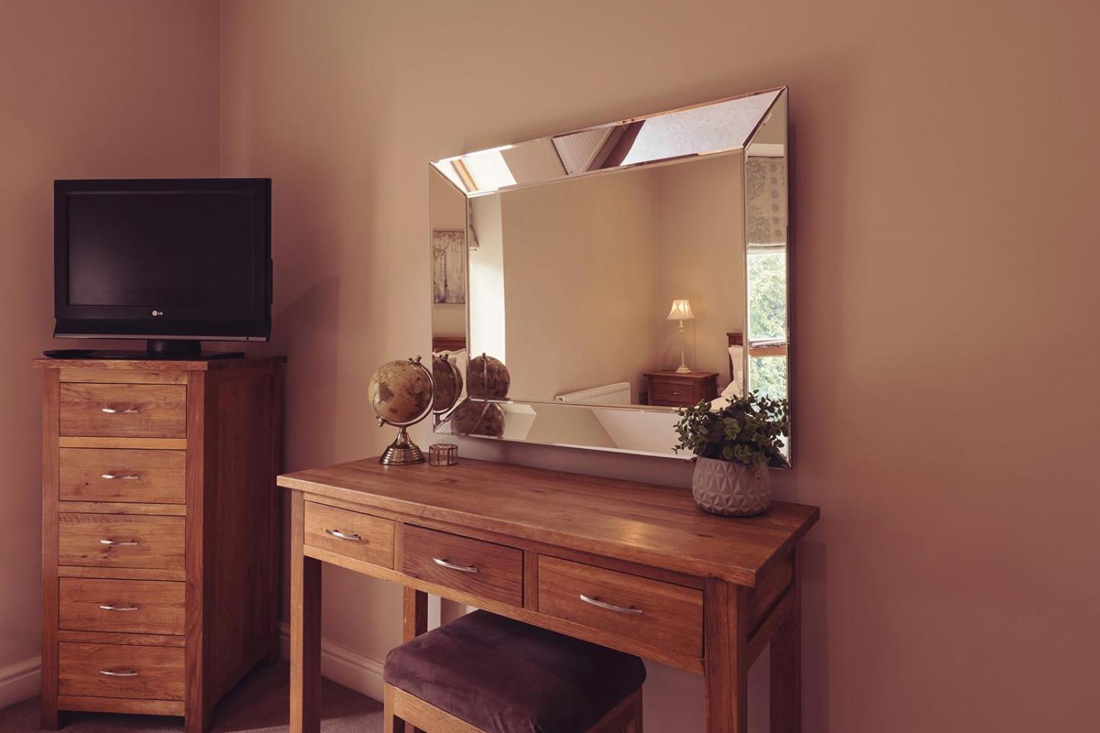 Longlands Inn & Cottages Carnforth Bagian luar foto A dressing table with a mirror