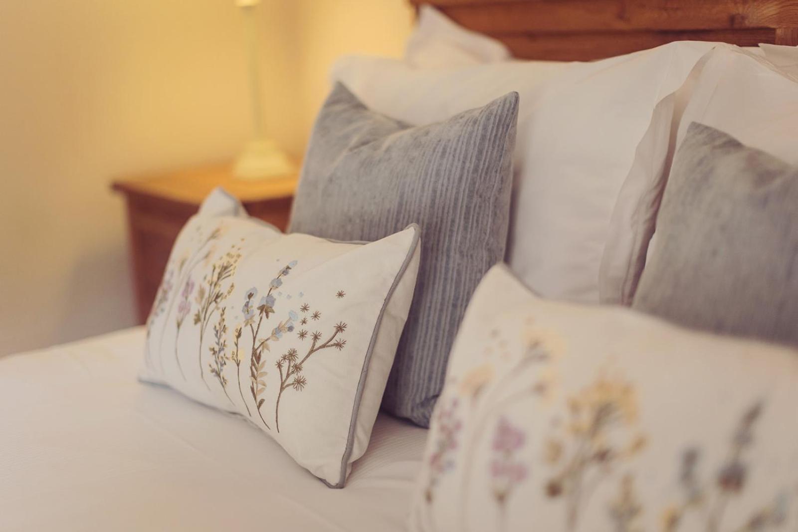 Longlands Inn & Cottages Carnforth Bagian luar foto Pillows on a bed