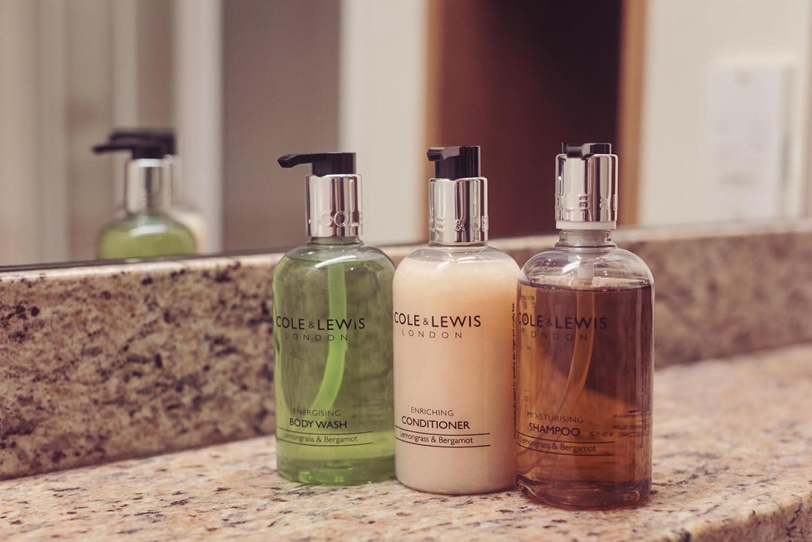 Longlands Inn & Cottages Carnforth Bagian luar foto Soap, shampoo and body wash