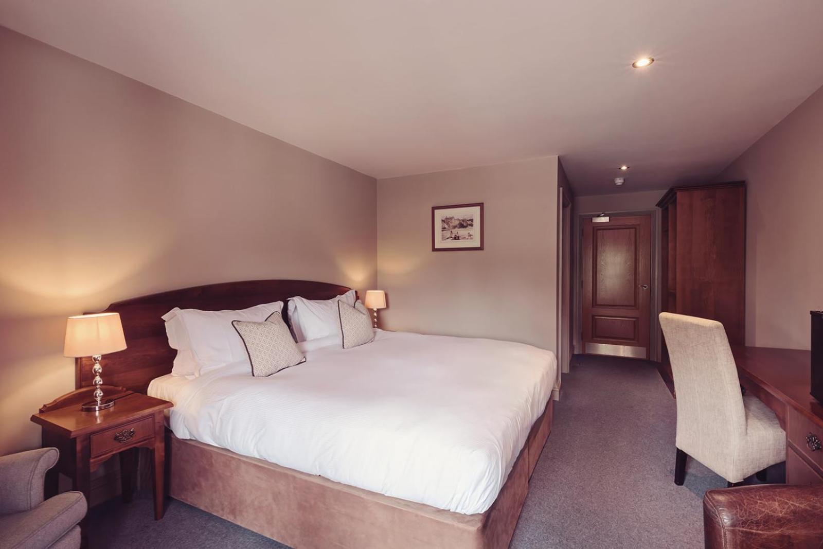 Longlands Inn & Cottages Carnforth Bagian luar foto A bedroom at the hotel