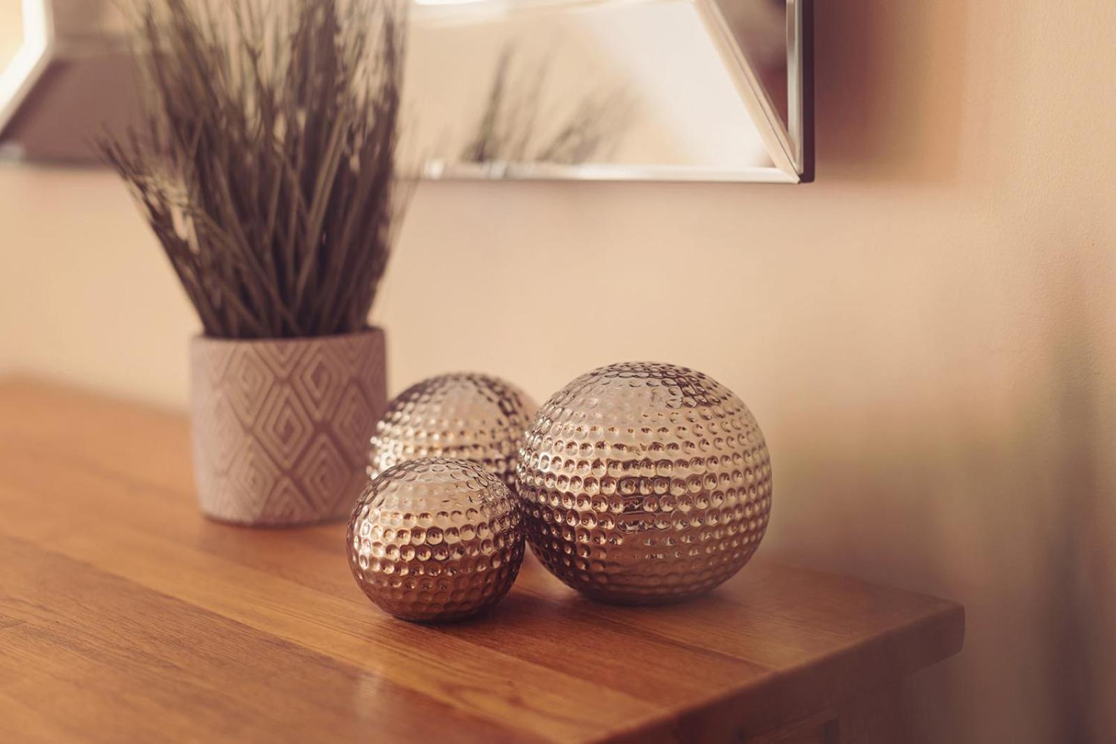 Longlands Inn & Cottages Carnforth Bagian luar foto Orbs on a table