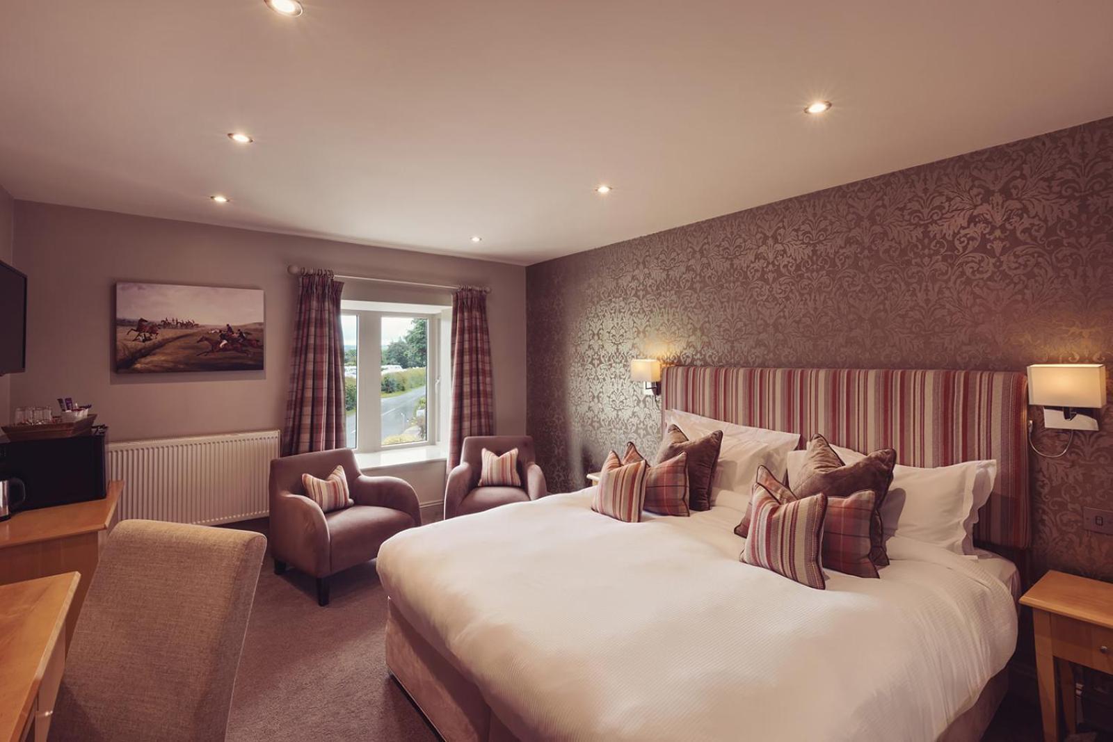 Longlands Inn & Cottages Carnforth Bagian luar foto A bedroom at the hotel