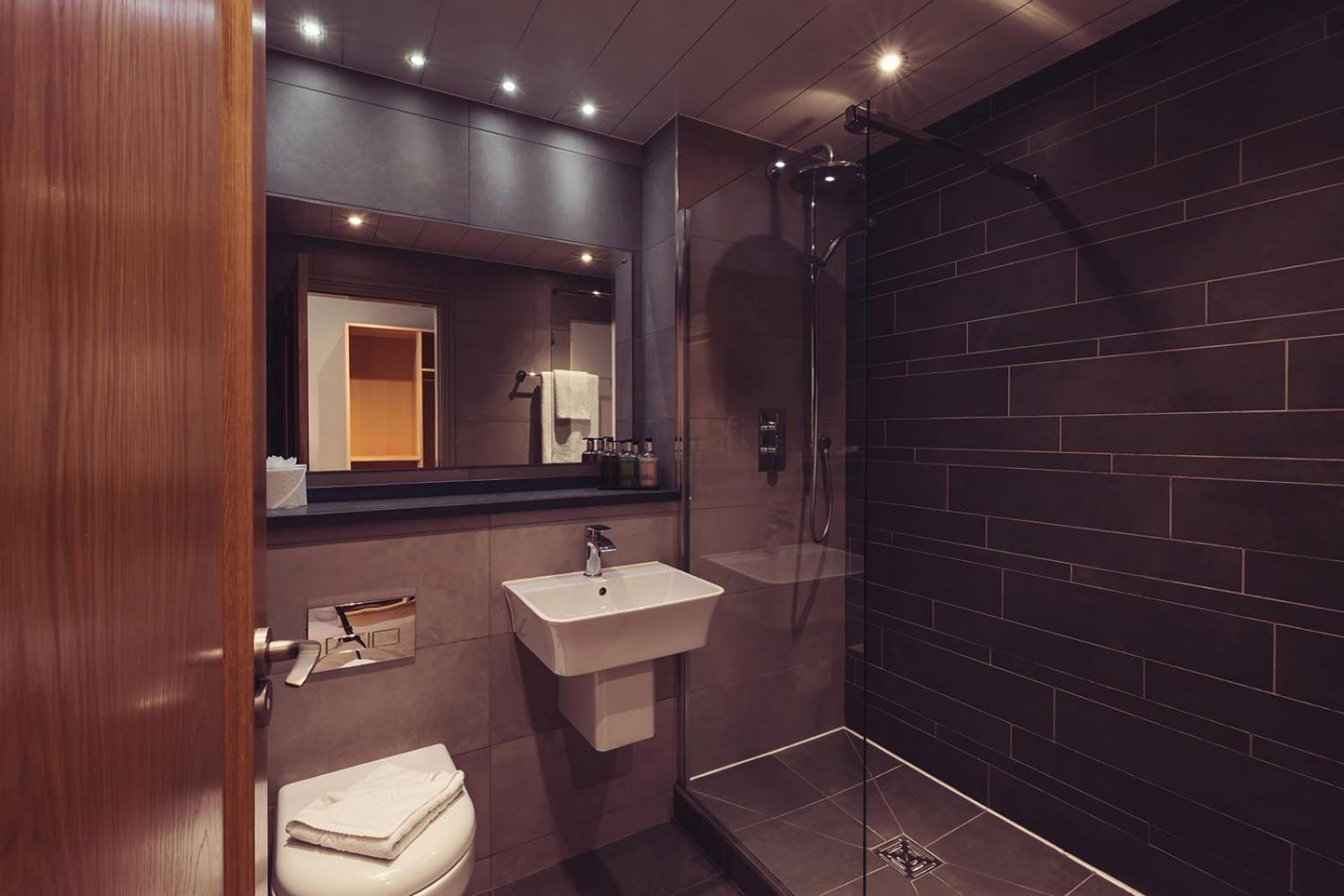 Longlands Inn & Cottages Carnforth Bagian luar foto A wet room