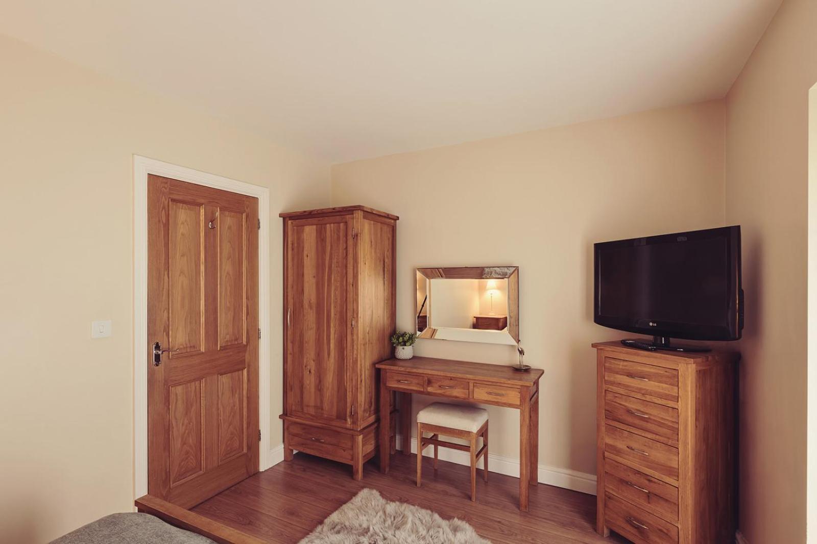 Longlands Inn & Cottages Carnforth Bagian luar foto Oak bedroom furniture