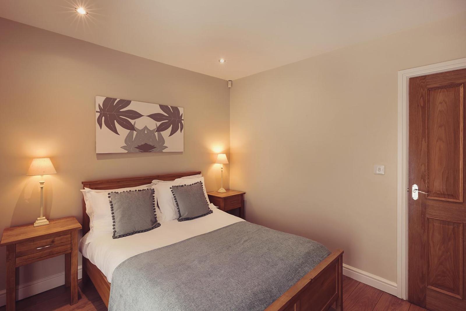 Longlands Inn & Cottages Carnforth Bagian luar foto A bedroom at the hotel