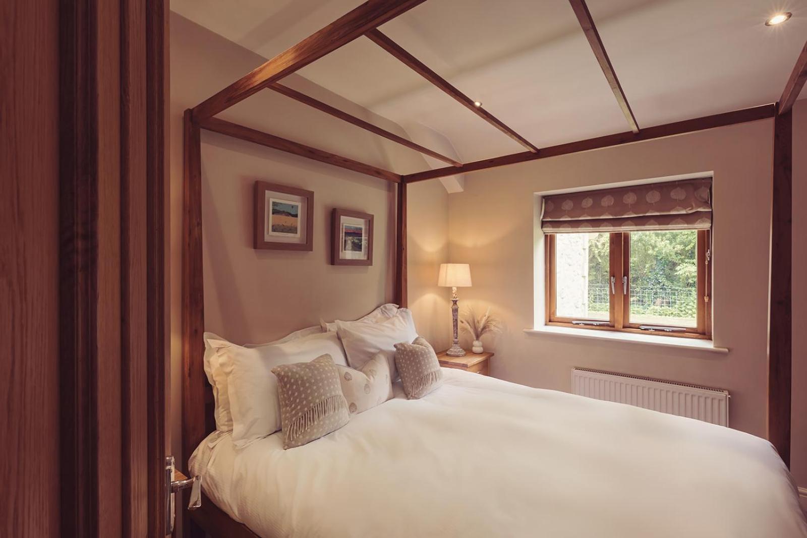 Longlands Inn & Cottages Carnforth Bagian luar foto A bedroom at the hotel