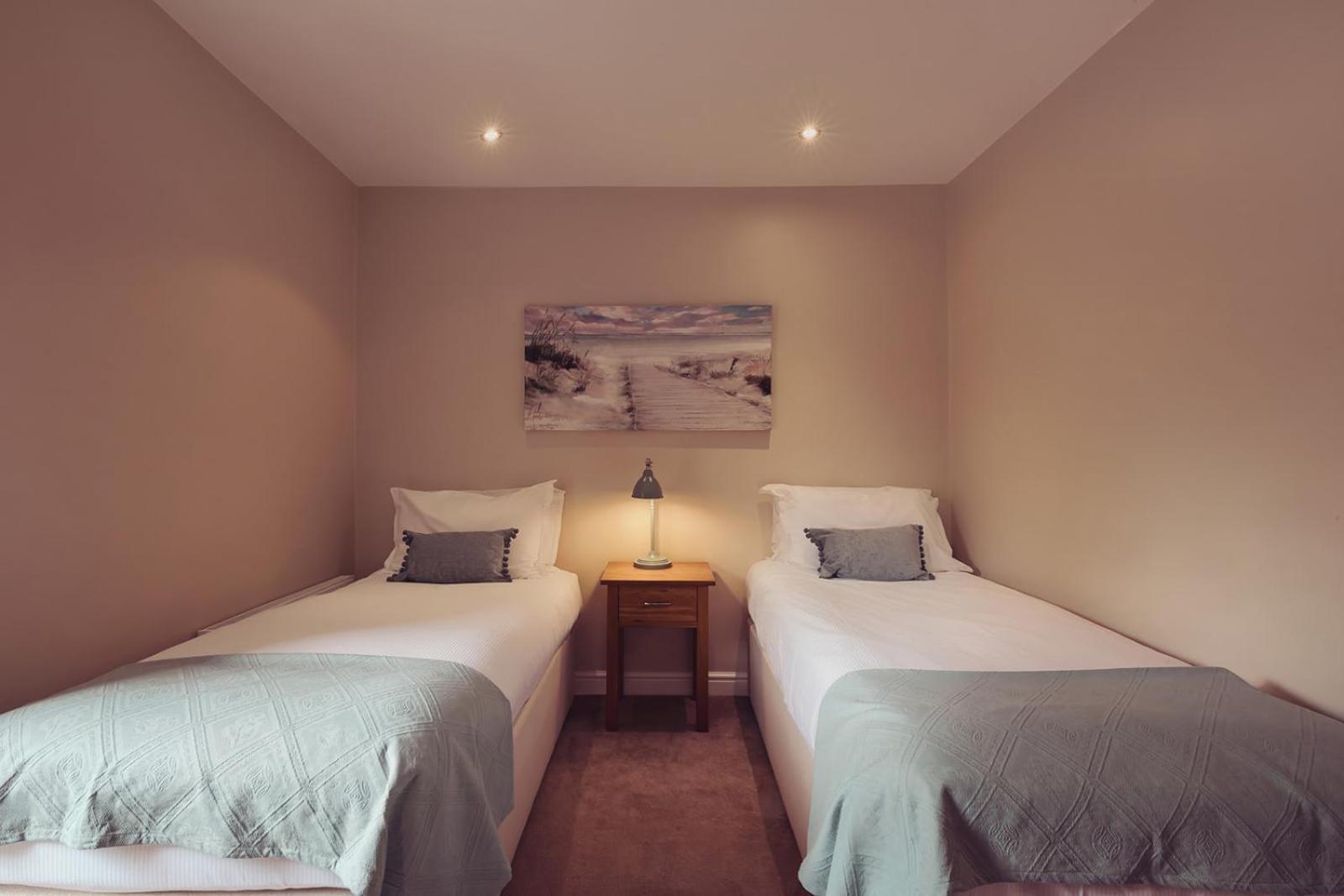 Longlands Inn & Cottages Carnforth Bagian luar foto A twin bedroom