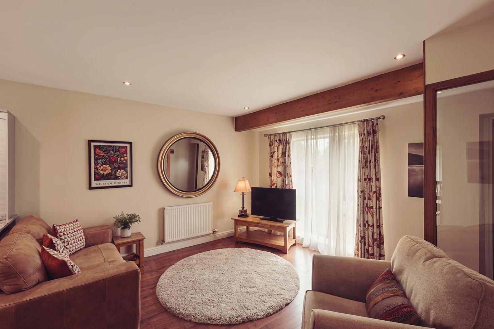 Longlands Inn & Cottages Carnforth Bagian luar foto A living room in a typical apartment