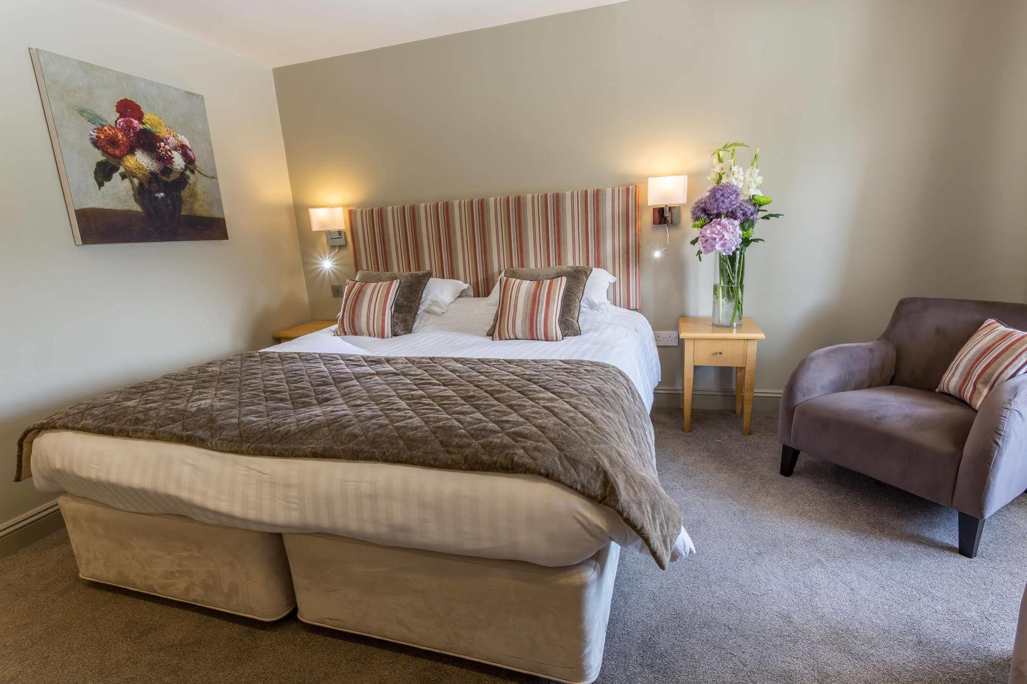Longlands Inn & Cottages Carnforth Bagian luar foto A bedroom at the hotel